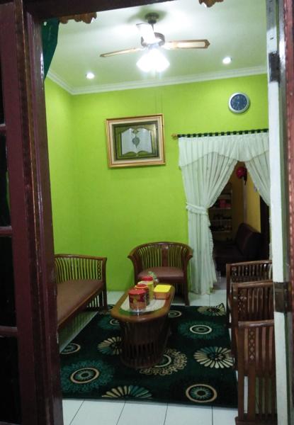 Rumah Dijual Semi Furnished di Jalan Tarum Barat 1 Cikarang Baru 